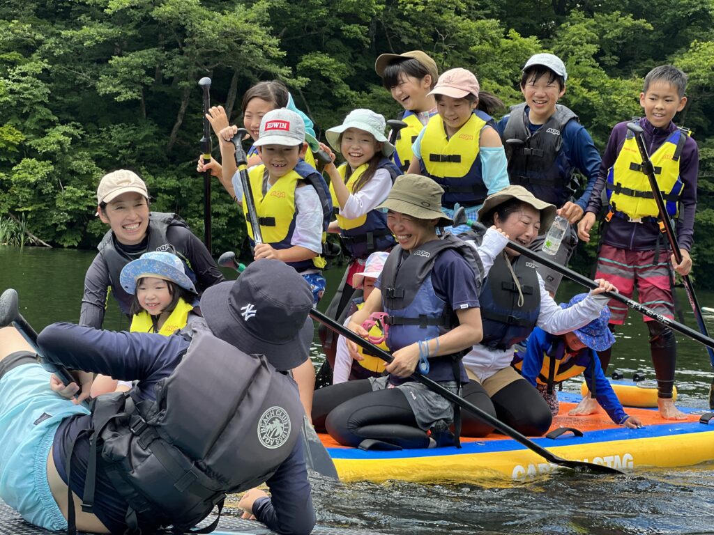 大源太湖でSUPで遊ぶ大人と子ども