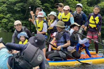 大源太湖でSUPで遊ぶ大人と子ども